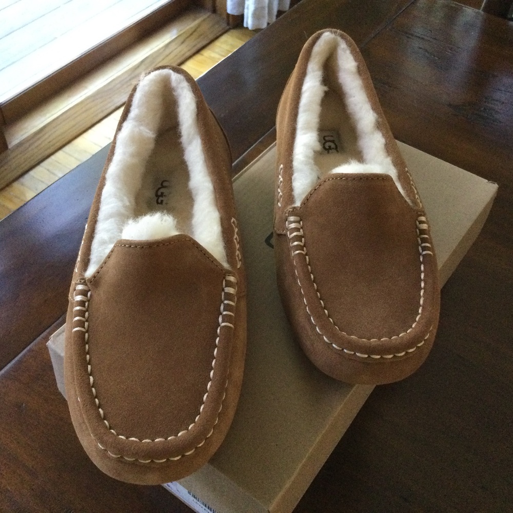 Ugg Ansley Slippers. Size 5. New in box.